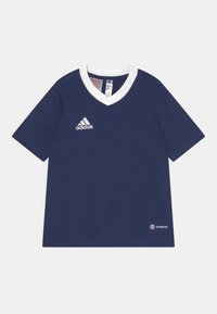 Maglietta sportiva blu navy con maniche corte, scollatura a V, colletto bianco e logo Adidas; presenta la tecnologia AEROREADY per la gestione dell'umidità.