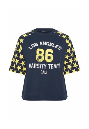 Marineblaues T-Shirt mit gelben Sternen auf den Ärmeln, versehen mit dem Text "Los Angeles 86 Varsity Team Cali" in weißem und gelbem Used-Print.