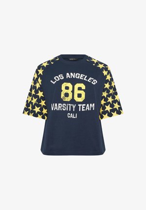Marineblaues T-Shirt mit gelben Sternen auf den Ärmeln, versehen mit dem Text "Los Angeles 86 Varsity Team Cali" in weißem und gelbem Used-Print.