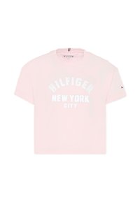 Lichtroze katoenen T-shirt met korte mouwen, met in het wit de tekst "HILFIGER NEW YORK CITY" in vetgedrukte letters op de borst.