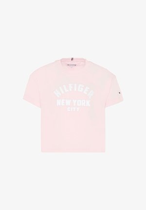 Jasnoróżowa bawełniana koszulka z krótkim rękawem, z białym napisem "HILFIGER NEW YORK CITY" wytłoczonym odważną czcionką na wysokości klatki piersiowej.