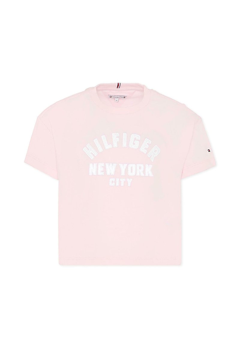Lichtroze katoenen T-shirt met korte mouwen, met in het wit de tekst "HILFIGER NEW YORK CITY" in vetgedrukte letters op de borst.