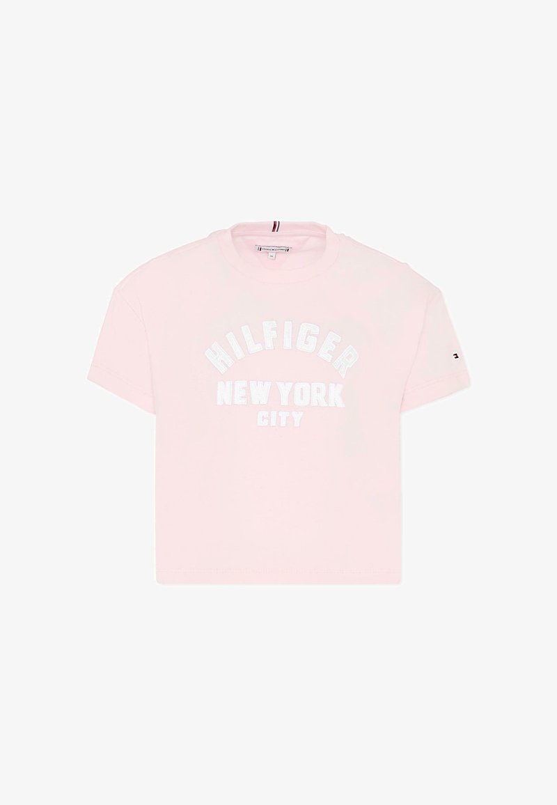 Lichtroze katoenen T-shirt met korte mouwen, met in het wit de tekst "HILFIGER NEW YORK CITY" in vetgedrukte letters op de borst.