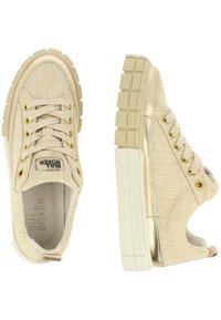 Sneakers in tela beige con parte superiore testurizzata, accenti in oro metallico e suola in gomma spessa. Presentano sei occhielli e soletta con marchio.