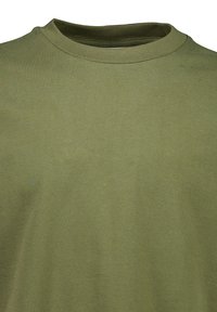 Olivgrön t-shirt med rund hals, tillverkad av mjuk bomull. Tyget har en slät yta och minimala synliga sömmar eller mönster.