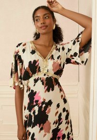 Love & Roses REGULAR FIT - SEQUIN SLEEVE   - Denní šaty - neutral