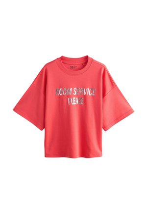 Korálové krátke tričko s krátkym rukávom oversize strihu so strieborným textom "ROOM SERVICE PLEASE" na prednej strane, okrúhlym výstrihom a voľným strihom.