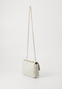 Lys grå quiltet stof håndtaske med en guldkæde rem, der har en foldet klap og dekorativ kædeaccent på toppen.