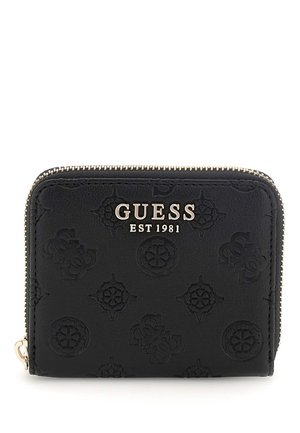 Portefeuille en cuir noir avec un motif embossé, logo doré "GUESS EST 1981," fermeture à zip et accents en métal doré. Forme rectangulaire compacte.