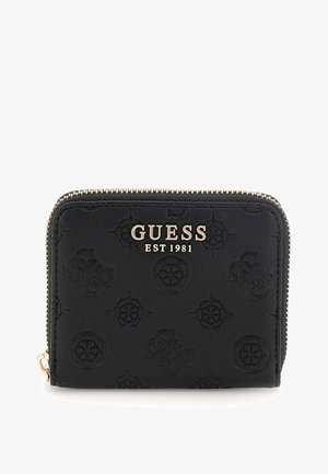 Portefeuille en cuir noir avec un motif embossé, logo doré "GUESS EST 1981," fermeture à zip et accents en métal doré. Forme rectangulaire compacte.
