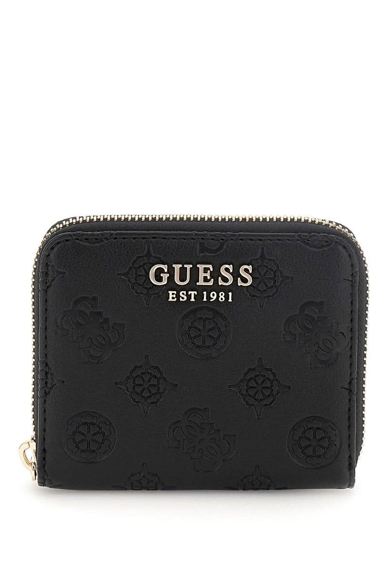 Portofel din piele neagră cu un model embosat, logo auriu "GUESS EST 1981", închidere cu fermoar și accente de hardware aurii. Formă compactă și rectangulară.