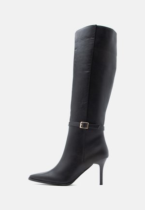 Schwarze Lederstiefel bis zum Knie mit spitzer Zehe, Stiletto-Absatz und einem dekorativen Riemen mit einer goldenen Schnalle am Knöchel.