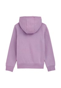 Lila hoodie med en mjuk textur, featuring en rund huva, ribbad manschett och nederkant. Inkluderar varumärkesdetalj i vertikal text på sidan.