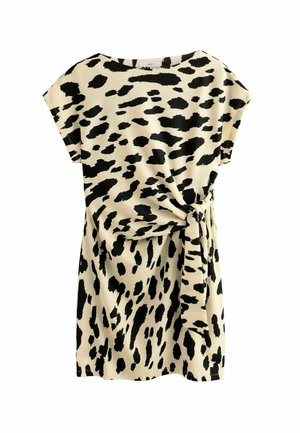 Korte mouw jurk van crème stof met een zwart panterprint. Bevat een knoopdetail aan de voorkant bij de taille voor extra stijl.