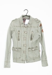 Giacca verde oliva con maniche lunghe, chiusura frontale con bottoni, due tasche con cerniera e spalline. Caratterizzata da un ricamo decorativo sulla manica.