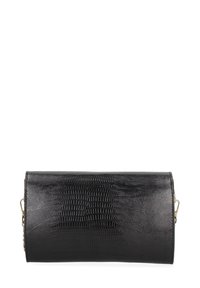Clutch bag in pelle nera con effetto crocodile, forma cilindrica, texture liscia, con una accentuazione della catena dorata. Design elegante e minimalista.
