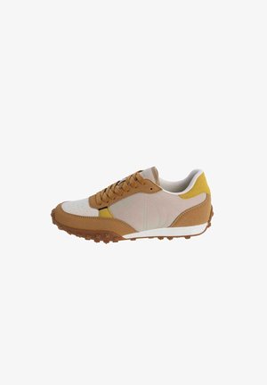 Zapatilla casual marrón, beige y amarilla con suela texturizada, cierre de cordones en la parte delantera y cuello acolchado, mostrada de perfil sobre fondo blanco.