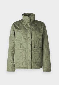 Vadderad olivgrön jacka med hög krage, prydd med diamantmönster, två framfickor och lång ärm. Slät, lättviktig tyg.