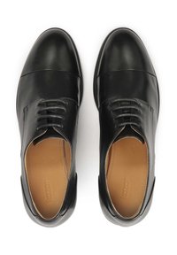 Scarpe eleganti di pelle nera con una texture liscia, punta arrotondata e sei fori per lacci. All'interno presentano una fodera marrone chiaro con il logo del marchio.