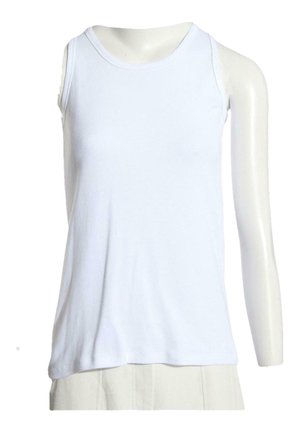 Débardeur blanc sans manches présenté sur un mannequin sans tête avec un fond uni.