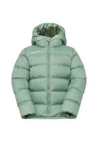 Groene pufferjack met een ritssluiting aan de voorkant, capuchon en een boxy vorm. Bevat een gestikt quiltpatroon en het "MAMMUT" logo op de linkerbovenkant.