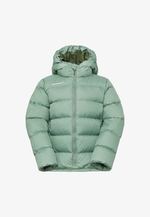 Zielona kurtka puchowa z zamkiem z przodu, kapturem i prostokątnym krojem. Posiada pikowany wzór i logo "MAMMUT" na górnej lewej części.
