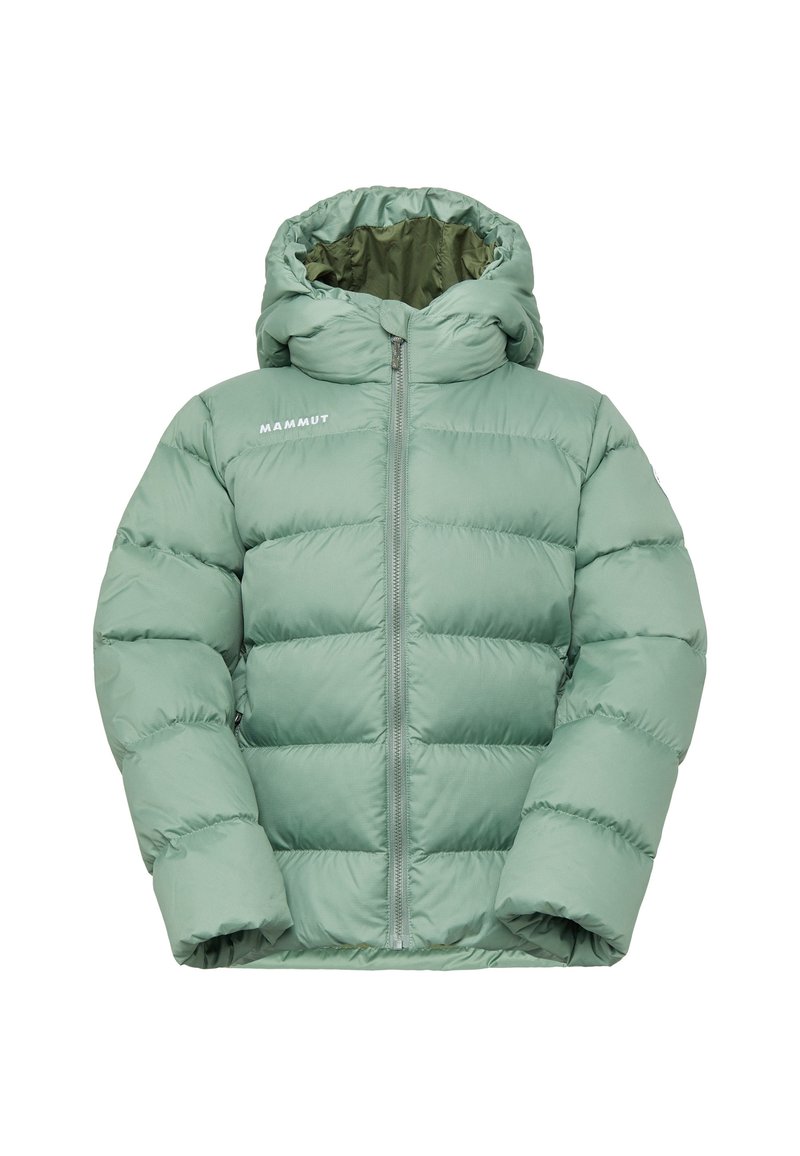 Groene pufferjack met een ritssluiting aan de voorkant, capuchon en een boxy vorm. Bevat een gestikt quiltpatroon en het "MAMMUT" logo op de linkerbovenkant.