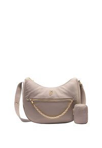 Borsa a spalla in nylon beige con un’accento in catena dorata, tasca anteriore con zip e una piccola pochette coordinata attaccata. Tracolla regolabile.