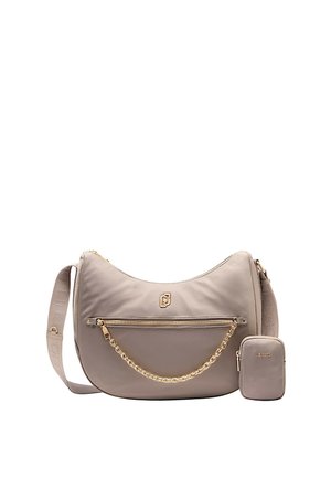Borsa a spalla in nylon beige con un’accento in catena dorata, tasca anteriore con zip e una piccola pochette coordinata attaccata. Tracolla regolabile.