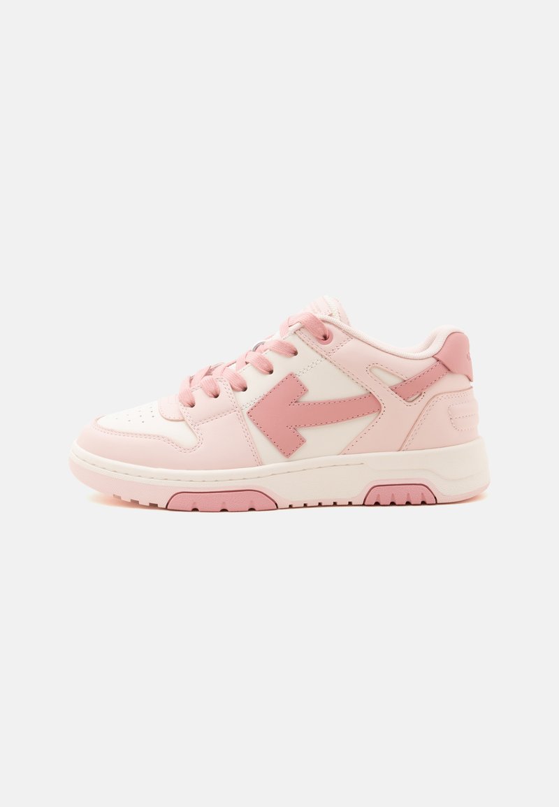 Χαμηλό sneaker σε ανοιχτό ροζ και άσπρο με μεγάλο σχέδιο σε σχήμα βέλους στο πλάι και λευκή σόλα με ροζ πινελιές.