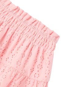 Gonna di cotone rosa con vita arricciata e motivo ad occhiello, caratterizzata da un orlo volant e un tessuto testurizzato con piccole aperture.