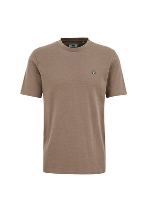 Brązowa koszulka z krótkim rękawem, wykonana z miękkiego materiału, z okrągłym dekoltem i małym haftem ptaszka na lewej piersi.