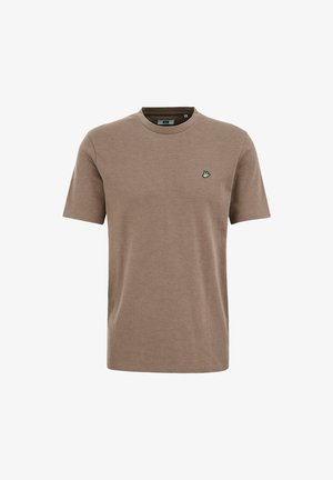 Pruun lühikeste varrukatega T-särk pehmest kangast, millel on ümmargune kaelus ja vasakul rinnal broderitud väike linnu logo.