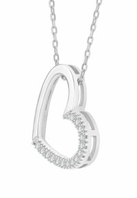 Strieborný náhrdelník so srdcovým príveskom s lesklým povrchom, s radom malých čírych kameňov pozdĺž jedného okraja a spojeným reťazcom.