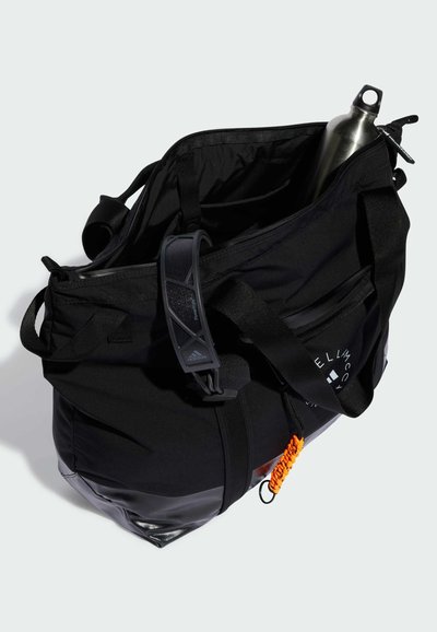 Sac de sport noir en tissu avec un fond noir brillant, une sangle ajustable et un cordon d'accent orange. Contient une bouteille d'eau à l'intérieur.