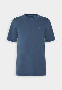 T-shirt à manches courtes et col rond en coton bleu profond avec une broderie de logo subtile sur la poitrine et des détails cousus le long des coutures.