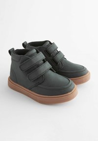 Schwarze synthetische Knöchelstiefel mit zwei Klettverschlussriemen, runder Zehenform und einer braunen Gummisohle. Weiche Innenauskleidung für zusätzlichen Komfort.