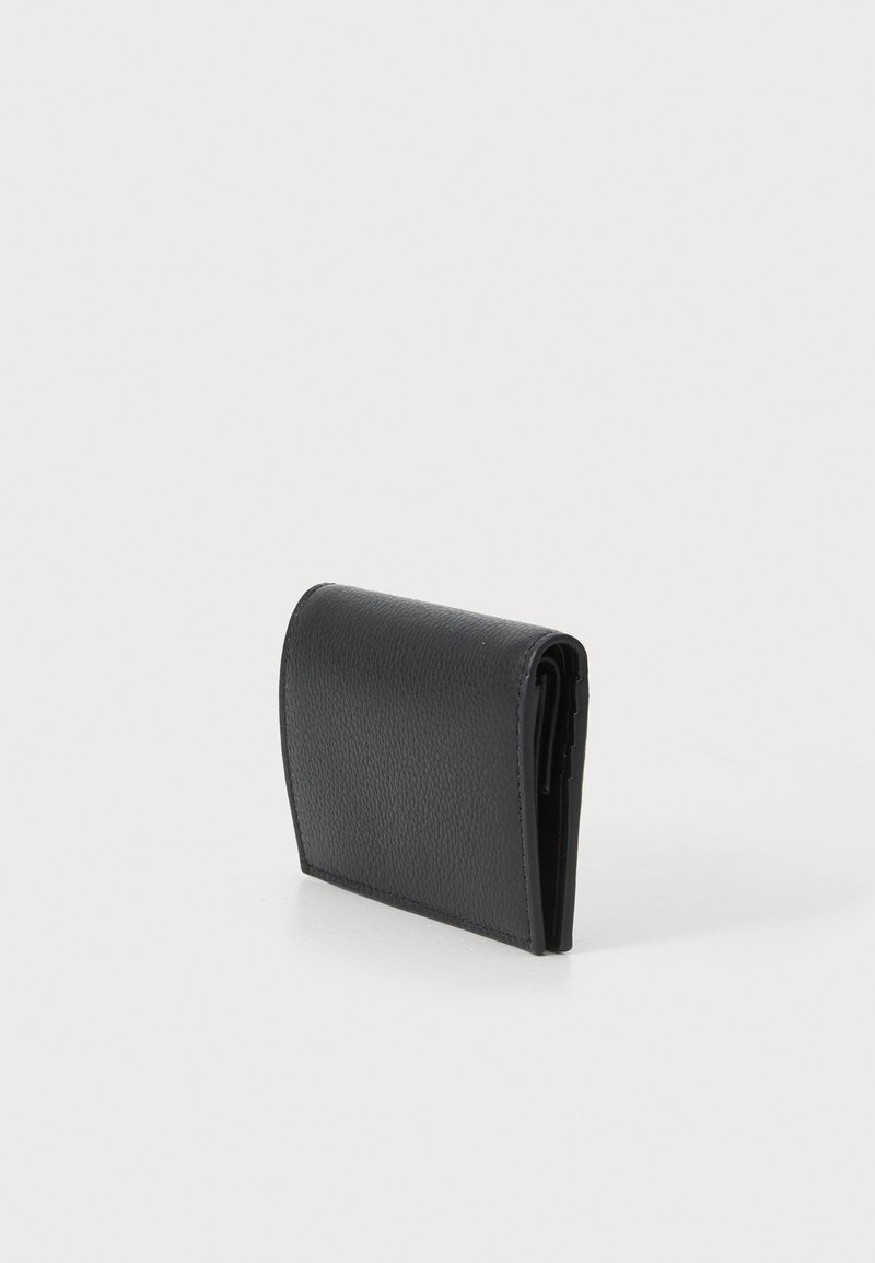Schwarze Lederbörse mit strukturierter Oberfläche, rechteckiger Form und Klappdesign, ausgestattet mit sauberer Naht und minimaler Hardware.