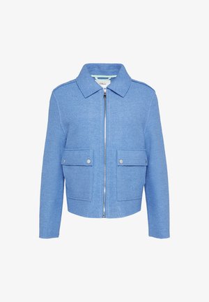 Hellblauer Woll-Mantel mit Frontreißverschluss, weitem Kragen und zwei Klappentaschen mit Druckknöpfen.