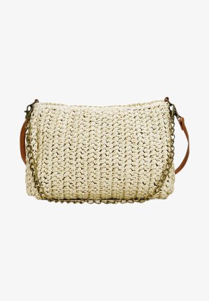 Geflochtene Strohtasche in Creme, mit einer strukturierten Oberfläche, braunem Lederakzent und einem goldenen Kettenriemen für das Tragen über die Schulter.