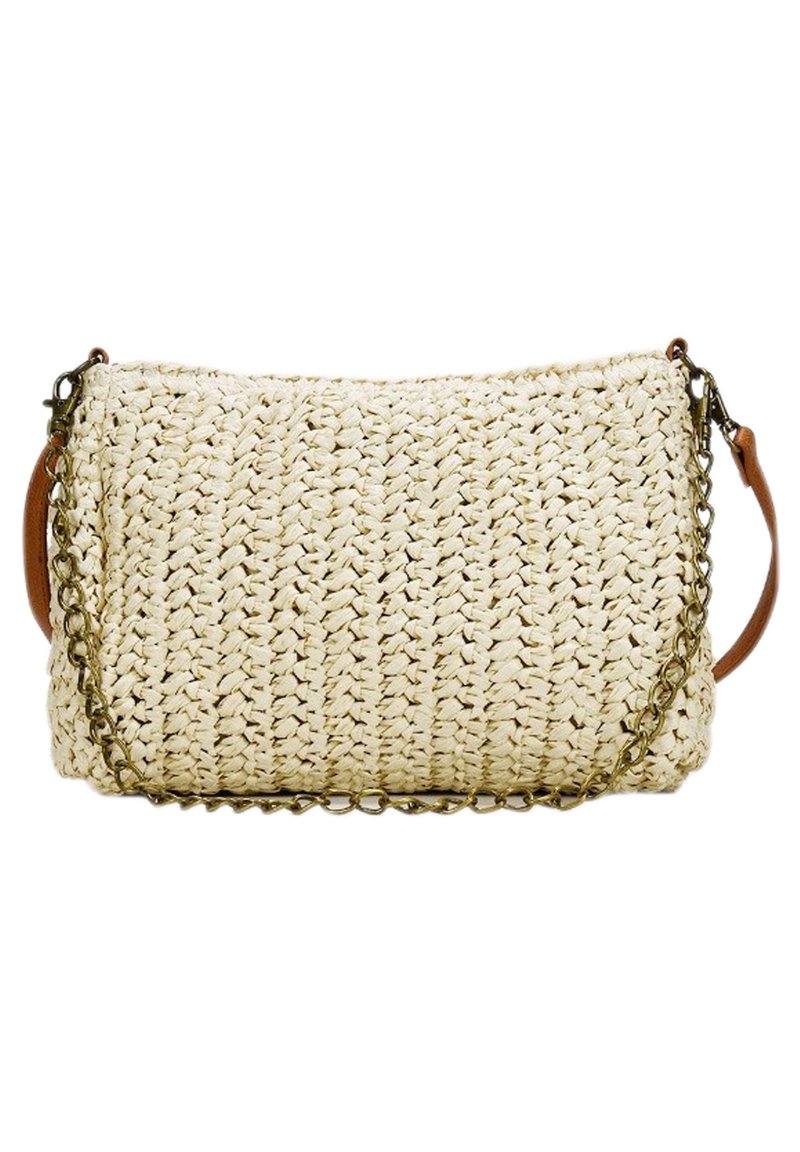 Borsa a tracolla in paglia intrecciata di colore crema, caratterizzata da una superficie testurizzata, un accento in pelle marrone e una tracolla in catena dorata per un utilizzo incrociato.