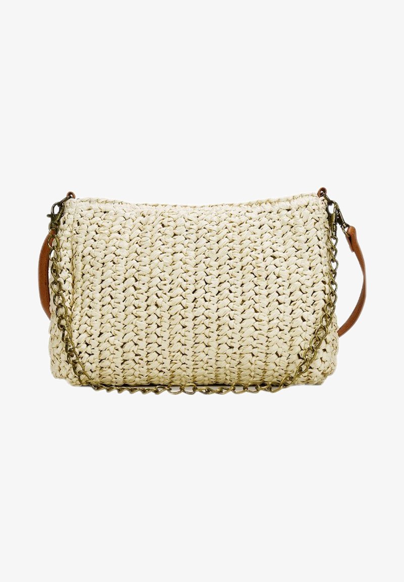 Borsa a tracolla in paglia intrecciata di colore crema, caratterizzata da una superficie testurizzata, un accento in pelle marrone e una tracolla in catena dorata per un utilizzo incrociato.