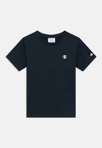 Μπλε βαμβακερό μπλουζάκι με κοντά μανίκια. Διαθέτει μικρό λευκό λογότυπο στο στήθος και λογότυπο της μάρκας στο μανίκι.