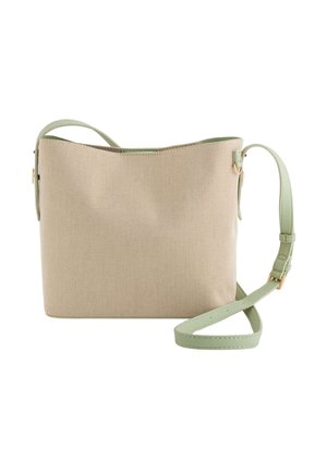 Beige Handtasche mit Textur und einem grünen verstellbaren Gurt, ausgestattet mit einer glatten Oberfläche und minimalistischem Design. Enthält Akzente aus goldfarbenem Metall.