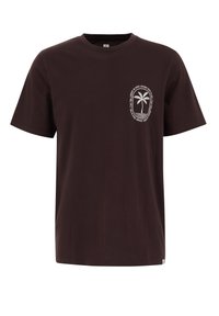 Donkerbruine katoenen T-shirt met korte mouwen, voorzien van een wit palmbomenontwerp en cirkelvormige tekst op de linkerkant van de borst. Ronde hals.