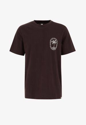 Tamsiai rudas medvilninis trumpomis rankovėmis marškinėliai su balta palmės iliustracija ir apvaliu tekstu kairėje krūtinės pusėje. Apvalus kaklas.