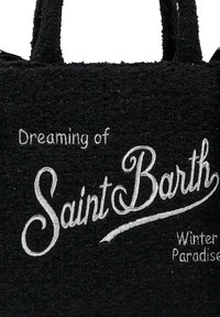 Borsa a tracolla nera con texture, caratterizzata da un testo ricamato bianco che recita "Sognando il Paradiso Invernale di Saint Barth". Manici semplici per il trasporto.