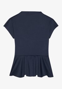 Top peplum azul marino de manga corta con una textura suave y lisa; cuenta con un dobladillo acampanado y un cuerpo ajustado.