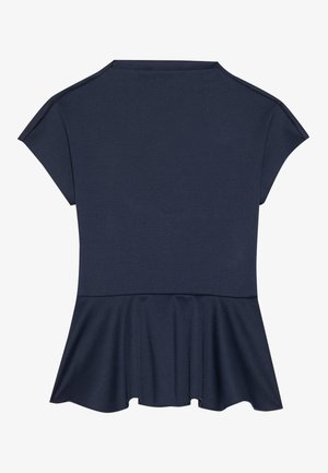Tume sinine peplum-top, millel on lühikesed varrukad ja pehme, sile tekstuur; omab laienevat allääre ja sobivat korpust.