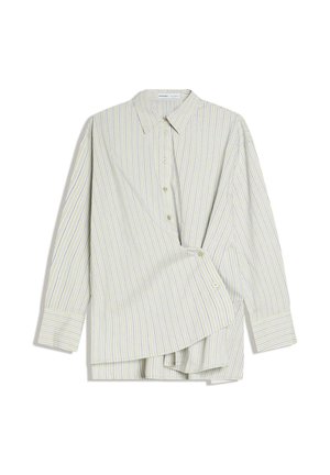 Hosszú ujjú, gombos ing világos bézs, kék és fehér vékony függőleges csíkokkal, aszimmetrikus réteges elülső dizájnnal.